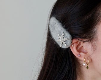 Pinzas para el pelo con forma de copo de nieve - Accesorio de fieltro suave y esponjoso - Accesorio práctico para el pelo - Copo de nieve con detalles de perla - Accesorio de moda invernal