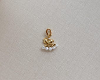 Collares con colgante de caballo balancín, collar de perlas, regalo para baby shower, joyería para la maternidad, collar de recuerdo