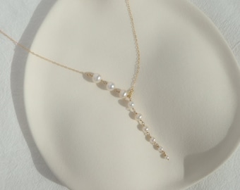 Collar tipo lariat en cascada de oro laminado de 14k, perlas de agua dulce de tamaño gradual, joyería nupcial.