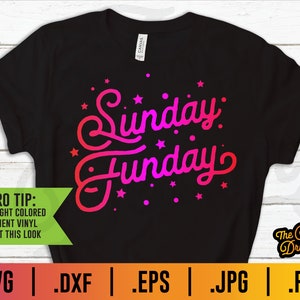 Może przedstawiać: Czarny T-shirt z gradientem w kolorze r&oacute;żowym i czerwonym, na kt&oacute;rym widnieje napis "Sunday Funday" otoczony gwiazdkami. Tekst jest w stylu retro. Koszulka jest dostępna jako plik do pobrania w formatach SVG, DXF, EPS, JPG i PNG.