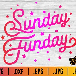 Może przedstawiać: Graficzny projekt w kolorze r&oacute;żowym i czerwonym z przejściem gradientowym z tekstem "Sunday Funday" i małymi gwiazdkami. Tekst "The Crafty Drunk Co." znajduje się w małym k&oacute;łku w prawym dolnym rogu projektu. Projekt znajduje się na białym drewnianym tle.