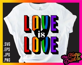 Puede incluir: Camiseta blanca con el texto "LOVE is LOVE" en colores arcoíris y un corazón negro. La camiseta también tiene el texto ".SVG .EPS .JPG .PNG" en el lado izquierdo y "The Crafty Drunk Co." en la parte inferior derecha.