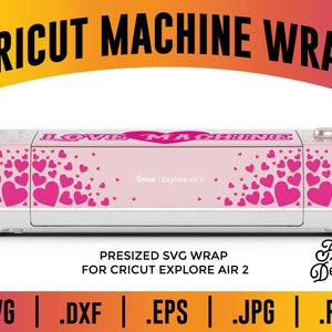 K&ouml;nnte beinhalten: Rosa Cricut Explore Air 2 Maschine mit einem Herzdesign-Wrap. Der Wrap sagt "Ich liebe meine Maschine" und zeigt ein Muster aus rosa Herzen. Das Design ist f&uuml;r die Cricut Explore Air 2 vorformatiert.