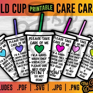 Puede incluir: Tarjetas de cuidado imprimibles para vasos fríos con el texto "Por favor, cuídame". Cada tarjeta presenta un corazón y una pajita de diferente color. Las tarjetas incluyen instrucciones para lavar a mano únicamente y evitar remojar.