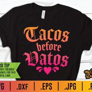 Può includere: Maglietta nera con un design sfumato rosa e arancione che dice "Tacos before Vatos" in un font gotico. Il design include anche un cuore rosa con un vortice. La maglietta è in vendita come download digitale nei formati SVG, DXF, EPS, JPG e PNG.