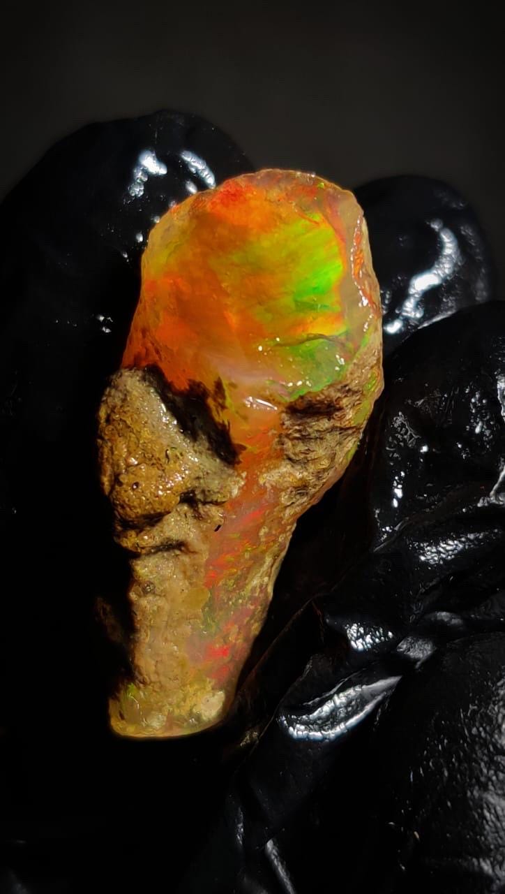 28カラットのウェロファイアオパール原石：AAAグレードのエチオピア産