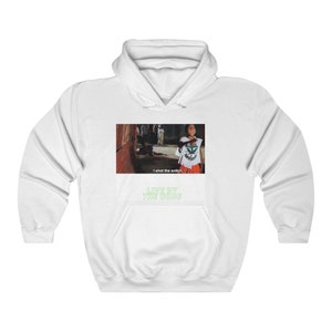 Op de afbeelding: Witte hoodie met een grafische print van een persoon in een scène uit de film "Belly". De tekst "I shot the snitch." en "LIVE BY THE CODE" staan ​​gedrukt op de hoodie.