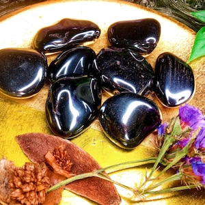 Cristal de hematita para la resistencia. Incluye una tarjeta informativa sobre el cristal de hematita. Hematita pulida para la fuerza y la vitalidad. Piedra del chakra raíz.
