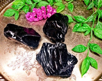 Cristal de obsidiana negra en bruto sin tratar