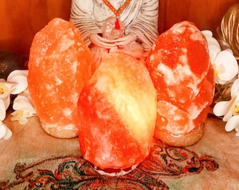 Lámpara de sal rosa del Himalaya sobre base de piedra pulida - Cromoterapia natural - Luz de conexión a tierra para la sanación emocional y la regulación del sistema nervioso