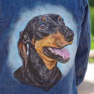 Kundenspezifische Jeansjacke. handbemalte Jacke mit Hundeportrait. Dackel Geschenke Bild 6