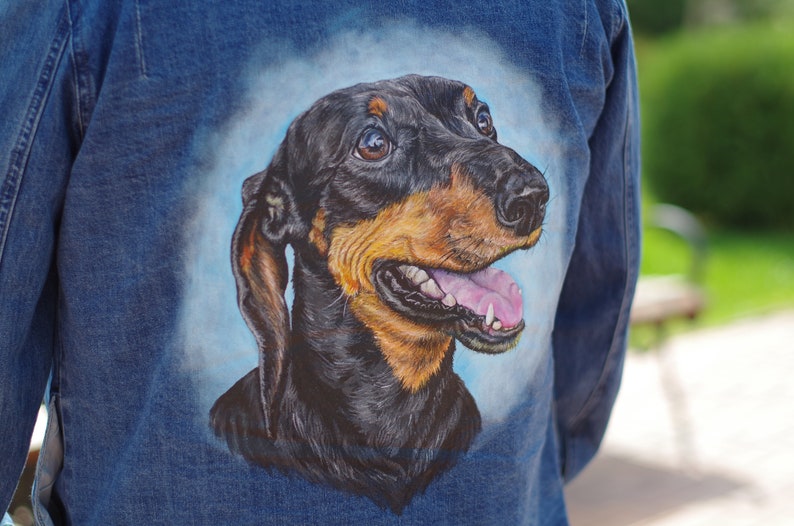 Kundenspezifische Jeansjacke. handbemalte Jacke mit Hundeportrait. Dackel Geschenke Bild 6