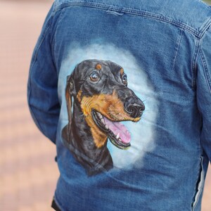 Kundenspezifische Jeansjacke. handbemalte Jacke mit Hundeportrait. Dackel Geschenke Bild 3