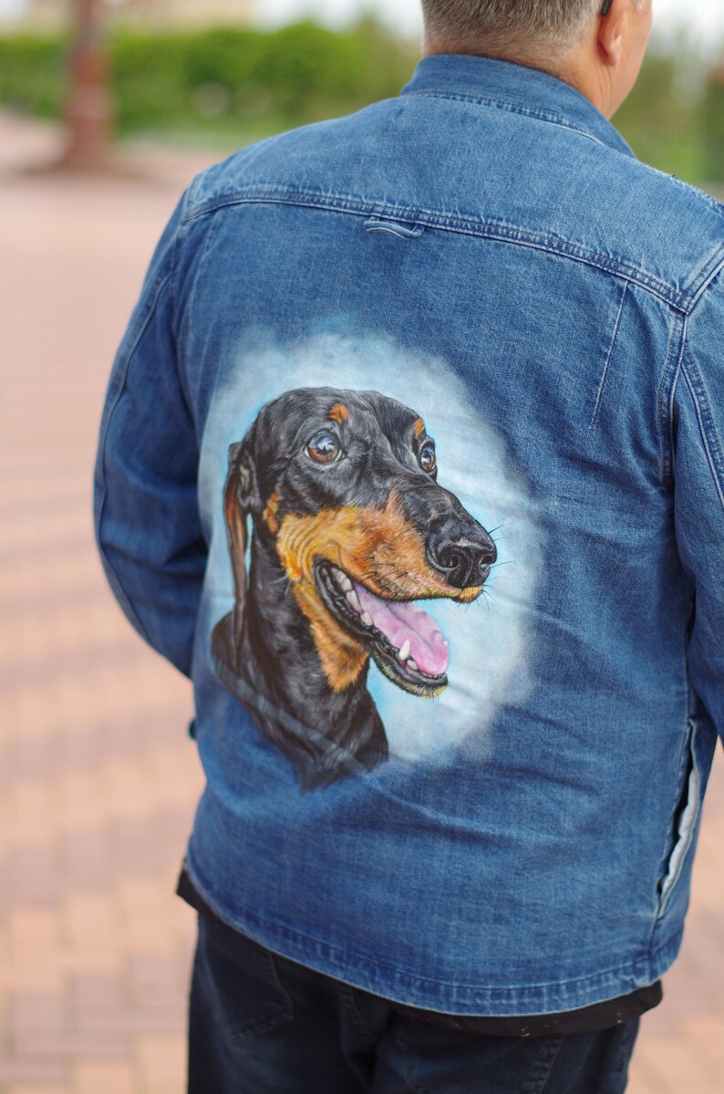 Kundenspezifische Jeansjacke. handbemalte Jacke mit Hundeportrait. Dackel Geschenke Bild 3