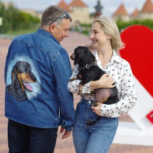 Kundenspezifische Jeansjacke. handbemalte Jacke mit Hundeportrait. Dackel Geschenke Bild 4