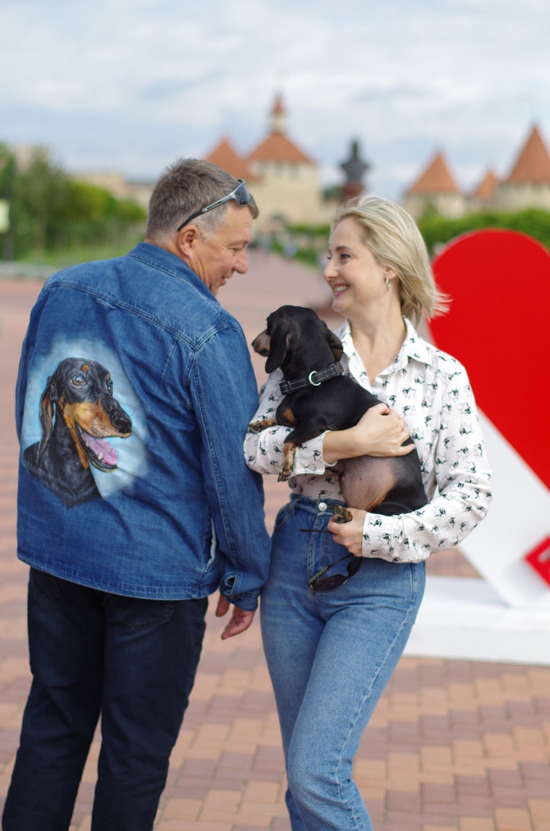 Kundenspezifische Jeansjacke. handbemalte Jacke mit Hundeportrait. Dackel Geschenke Bild 4