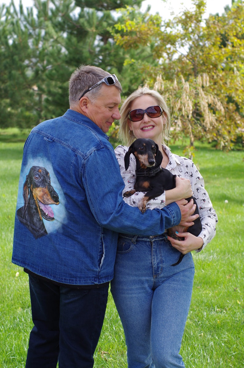 Kundenspezifische Jeansjacke. handbemalte Jacke mit Hundeportrait. Dackel Geschenke Bild 5