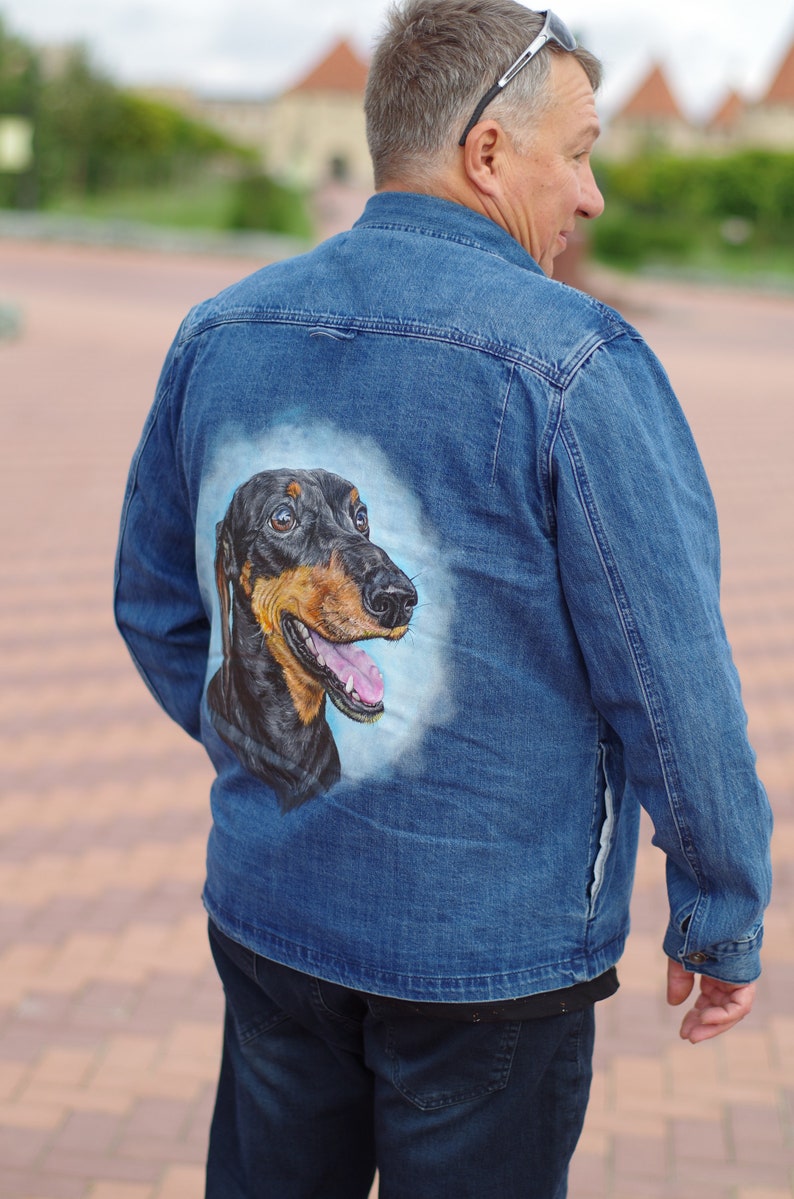 Kundenspezifische Jeansjacke. handbemalte Jacke mit Hundeportrait. Dackel Geschenke Bild 1