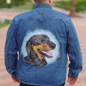 Kundenspezifische Jeansjacke. handbemalte Jacke mit Hundeportrait. Dackel Geschenke Bild 2