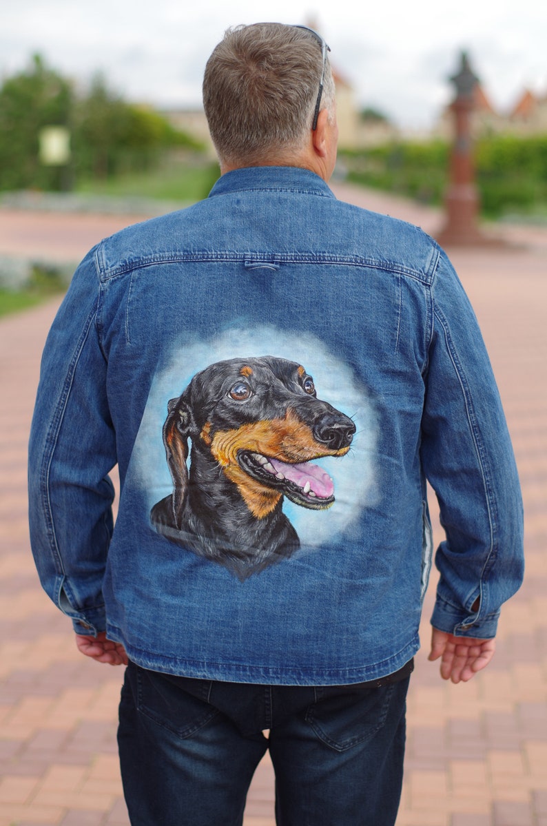 Kundenspezifische Jeansjacke. handbemalte Jacke mit Hundeportrait. Dackel Geschenke Bild 2