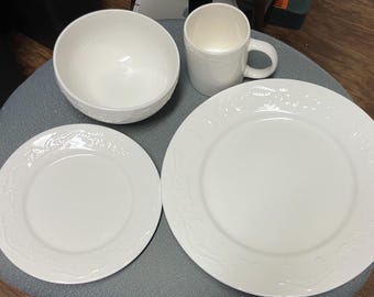 Pfaltzgraff Dinnerware:  Multiples of each.  11” Dinner Plates, 7.5” Salad/Desserts Plates,  6”, Mugs.  pristine pre-owned condition.