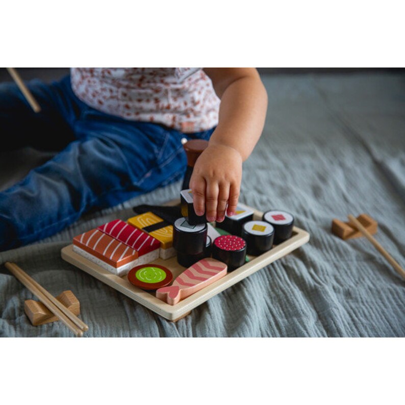 Ensemble de sushi en bois pour enfants Laser personnalisé avec nom Accessoires de cuisine jouets, accessoires de cuisine ludiques et ensembles de jeux pour enfants image 3