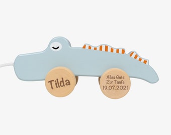 Cadeau de baptême jouet à tirer crocodile personnalisé avec dates et nom de baptême - Tryco - cadeau de baptême - gravure de jouet fille & garçon