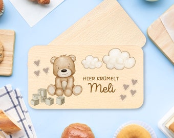 Tagliere per la colazione personalizzato per bambini "Here Krümelt" - orsacchiotti, nuvole e cuori - tagliere in legno con nome