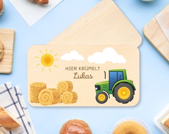 Tagliere per la colazione personalizzato per bambini - "Qui Krümelt" con trattore, balle di fieno e sole - ideale per compleanni, regali per bambini, nascite