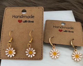 Gänseblümchen Ohrringe gold-weiss, Huggie-Hoops, Trachtenschmuck, Geschenke, Frauen