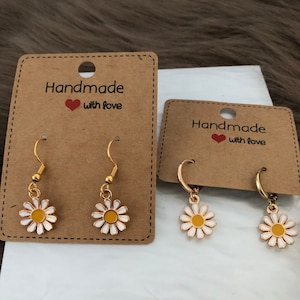 Gänseblümchen Ohrringe gold-weiss, Huggie-Hoops, Trachtenschmuck, Geschenke, Frauen Bild 1