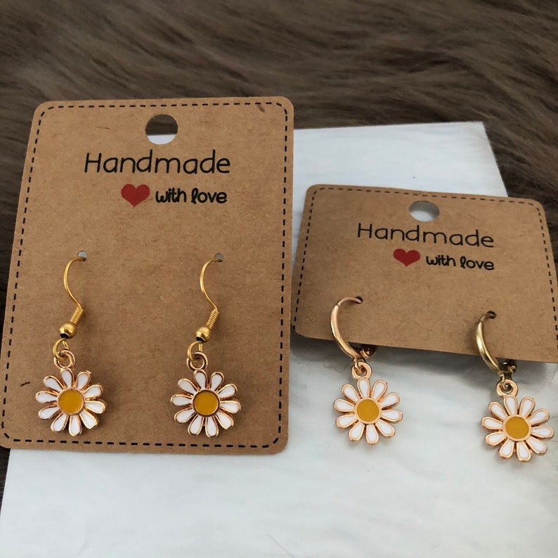 Gänseblümchen Ohrringe gold-weiss, Huggie-Hoops, Trachtenschmuck, Geschenke, Frauen Bild 1