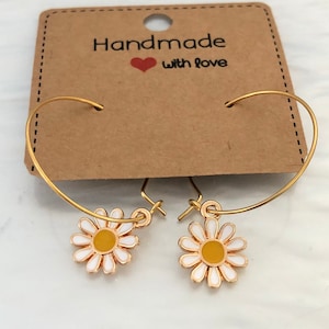 Gänseblümchen Ohrringe gold-weiss, Huggie-Hoops, Trachtenschmuck, Geschenke, Frauen Creolen