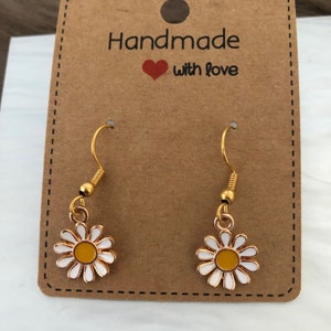 Gänseblümchen Ohrringe gold-weiss, Huggie-Hoops, Trachtenschmuck, Geschenke, Frauen Ohrhänger