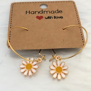 Gänseblümchen Ohrringe gold-weiss, Huggie-Hoops, Trachtenschmuck, Geschenke, Frauen Bild 4