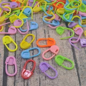 Peut inclure: Assortiment de marqueurs de points en plastique de différentes couleurs, formes ovales et en forme de larme, avec une extrémité pointue pour une insertion facile.