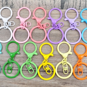 Puede incluir: Surtido de 12 llaveros met&aacute;licos de colores con cierre giratorio y anillo redondo. Los llaveros son de varios colores, incluyendo negro, blanco, rosa, verde, azul, amarillo, naranja y rojo.