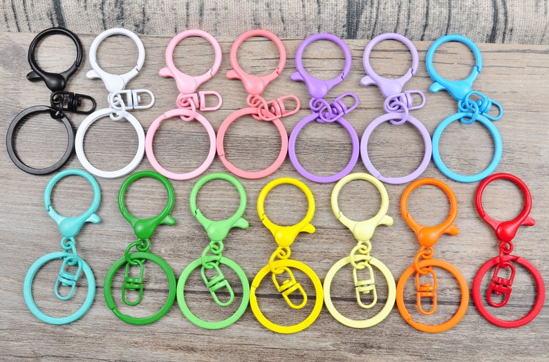 Puede incluir: Surtido de 12 llaveros met&aacute;licos de colores con cierre giratorio y anillo redondo. Los llaveros son de varios colores, incluyendo negro, blanco, rosa, verde, azul, amarillo, naranja y rojo.