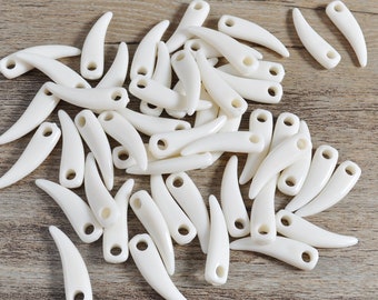 Suministro de dientes de acrílico pequeño, 50-1000Pcs Dientes de animales afilados de marfil acrílico Colgante, colmillos de resina, colmillo, dije, encanto de diente de lobo, 23x7mm