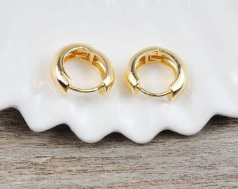 Huggie | Orecchino a cerchio in acciaio inossidabile chirurgico tonalità oro da 8 mm | Disponibile! | Lucleon