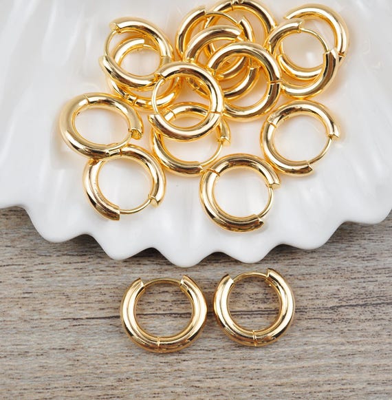 Orecchini a cerchio in acciaio inossidabile di alta qualità, 4-50 orecchini a cerchio piccoli da 16 mm, orecchini a cerchio Huggie placcati in oro 18 carati, creazione di gioielli (A57) - Italia