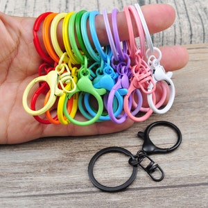 Puede incluir: Un juego de llaveros coloridos en varios tonos de arco&iacute;ris, incluyendo rosa, amarillo, naranja, verde, azul y morado. Los llaveros est&aacute;n hechos de metal y tienen un acabado liso.