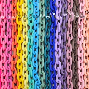 以下が含まれることがあります： 22本のカラフルなプラスチックチェーンの虹色のアソートメント。各チェーンは異なる色で、赤から黒まで。チェーンは1から22まで番号が付けられています。