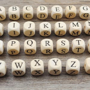 100 cuentas de madera con forma de cubo con letras del alfabeto, cuadradas de 10 mm, letras inglesas de la A a la Z, cuentas de madera en blanco, cuentas de madera natural con letras del alfabeto, sin terminar