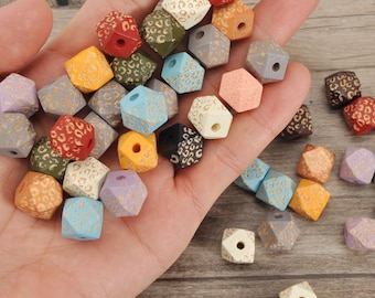 Può includere: Una collezione di perline di legno geometriche multicolori con dettagli animalier. Le perline sono di vari colori, tra cui rosso, giallo, blu e viola. Ogni perlina ha un foro per l'infilatura. Ideali per la creazione di gioielli e l'artigianato.