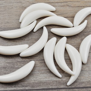 Akryltandförråd, 10-100 st. hänge i akryl med elfenbensvassa djurtänder, hartshuggtänder, huggtand, vargtandberlock, UTAN hål, 43 x 11 mm