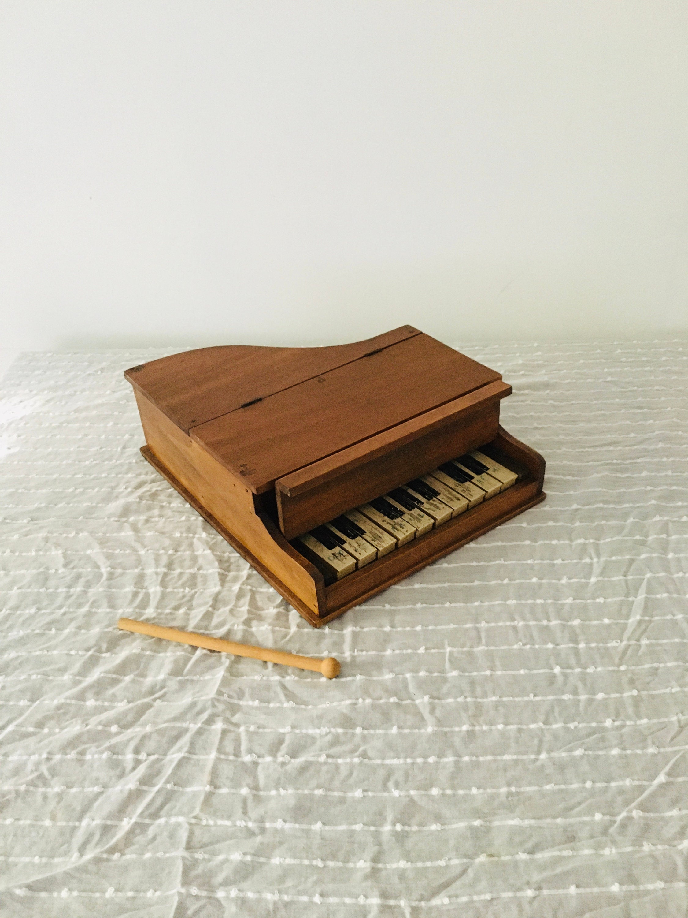 Jouets vintage piano en bois – les toiles blanches