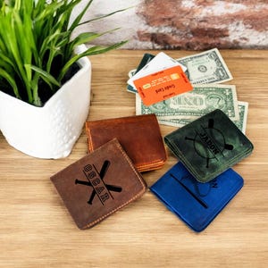 Cartera de cuero minimalista, tarjetero delgado, cartera de cuero personalizada para hombre, regalo con el logotipo del equipo de fútbol para él, regalo de fútbol para el esposo
