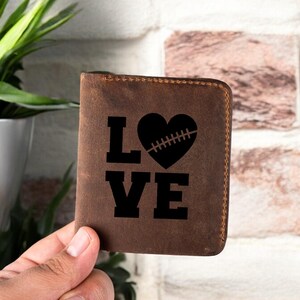 Regalo personalizado para el Día del Padre para hombres, billetera de cuero para hombres, billeteras personalizadas grabadas para hombres, billetera deportiva grabada, regalo para el Día del Padre