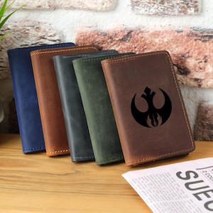Regalo personalizado inspirado en Star Wars, billetera de cuero grabada para hombre, regalo para amantes de Star Wars, regalo de Navidad de Star Wars para esposo